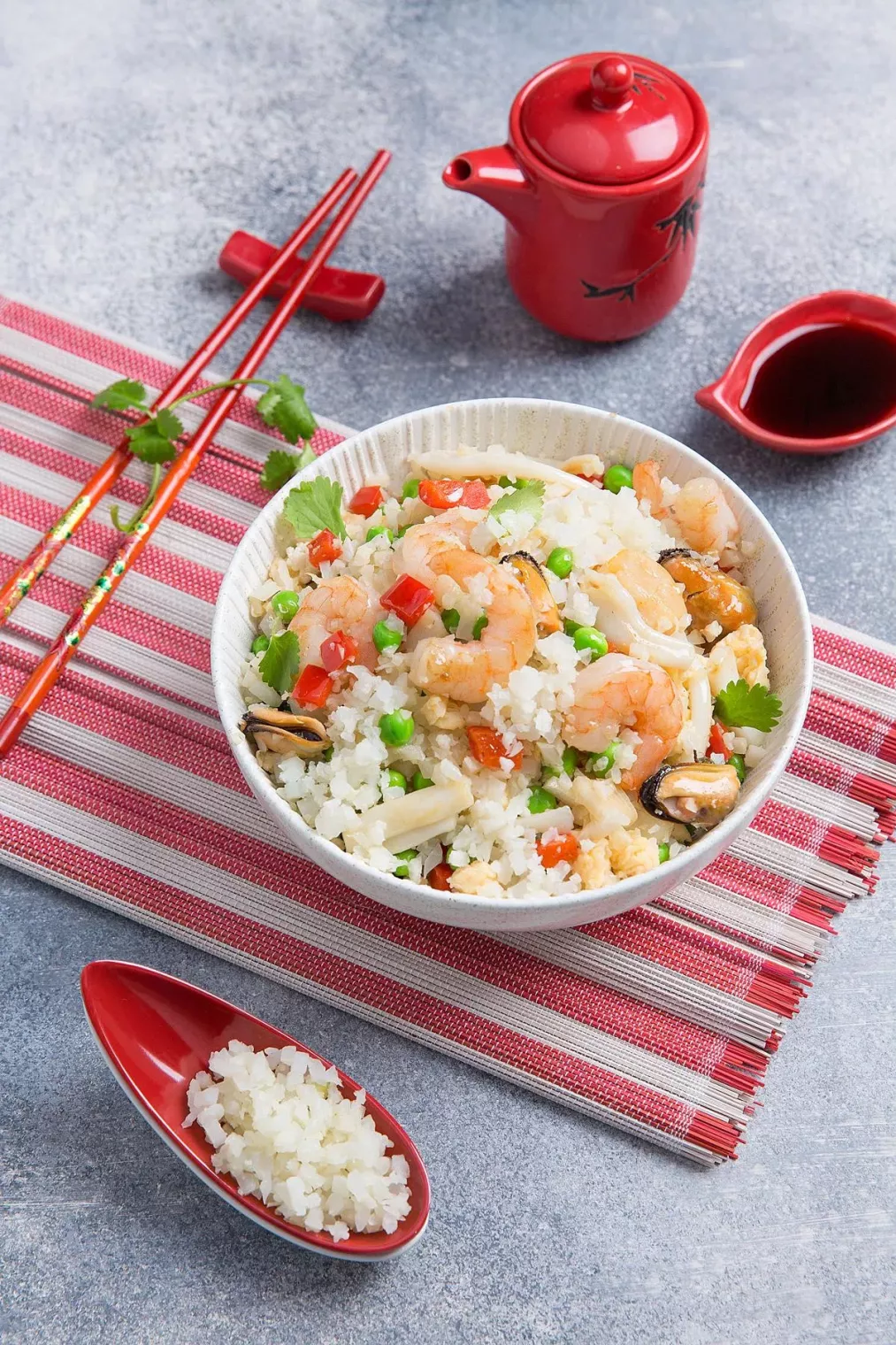 Рис из цветной капусты в кантонском стиле, с морепродуктами