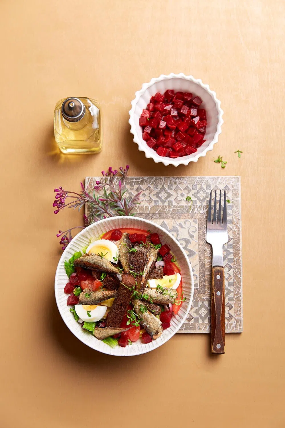 Закусочный салат из маринованной свеклы и балтийских шпрот