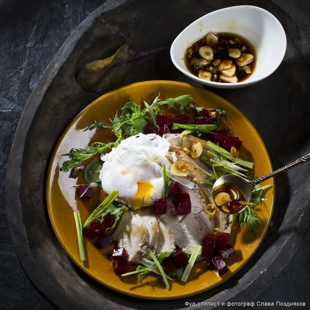 Салат из свёклы с копченой курицей и яйцом-пашот