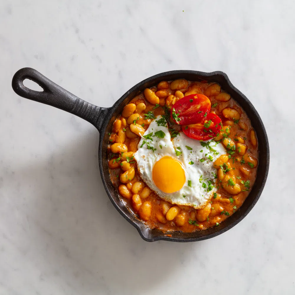 Завтрак по-индийски: фасоль карри с яйцом и помидорами