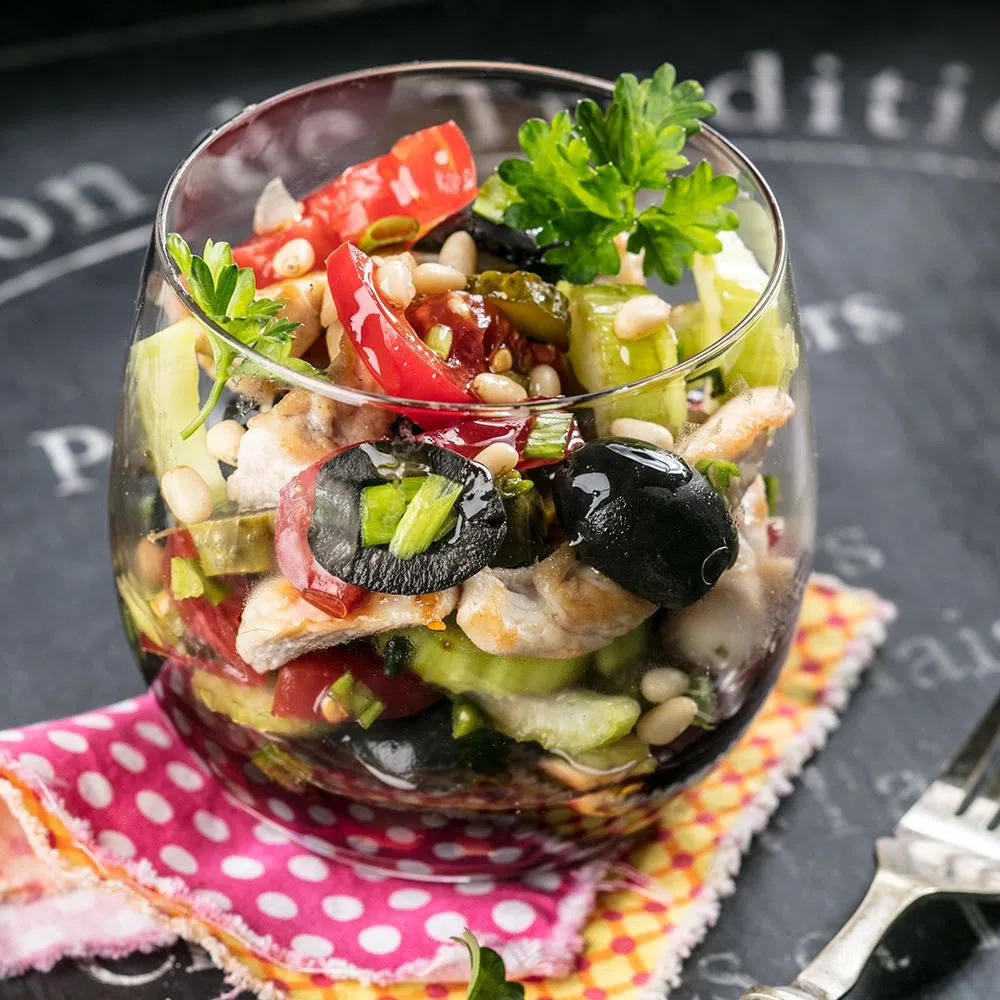 Пикантный салат с курицей и овощами в малиновой заправке