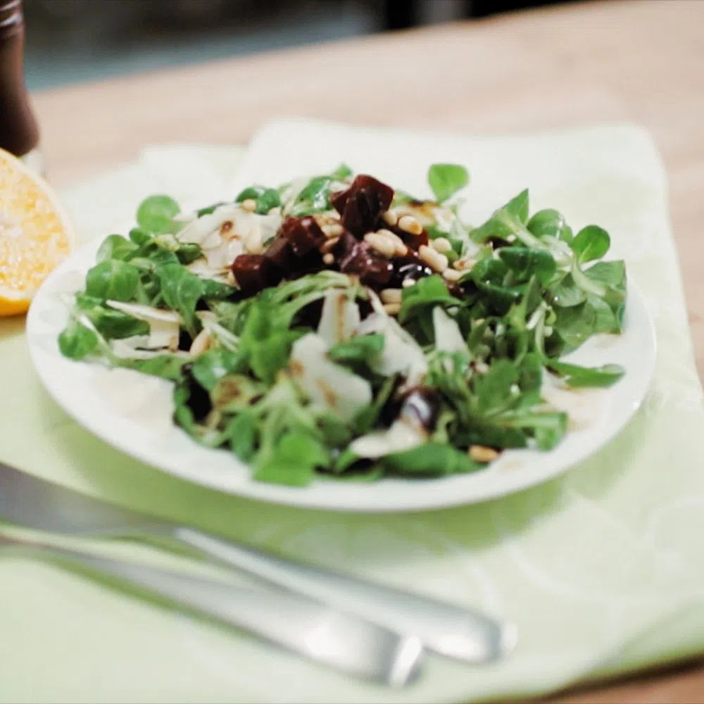 Салат из свёклы, с орешками, пармезаном и заправкой из бальзамического уксуса