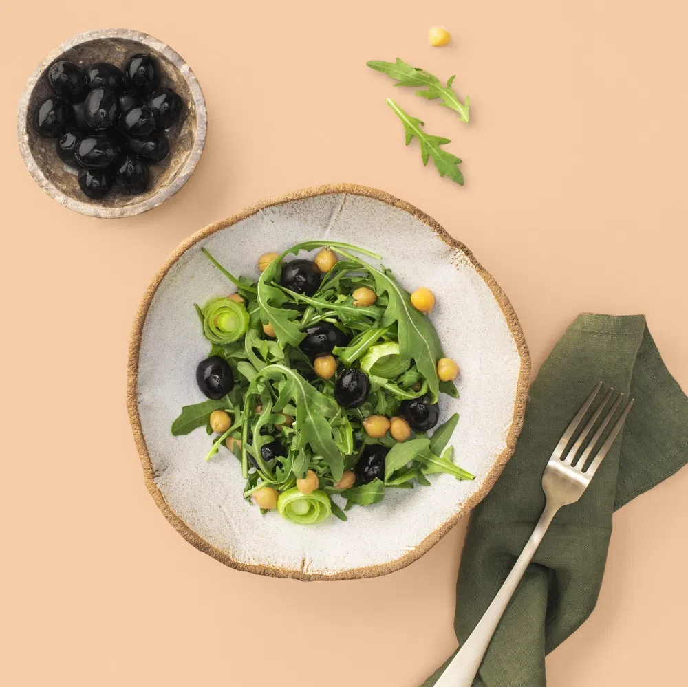 Зеленый салат с рукколой, маслинами и луком-пореем