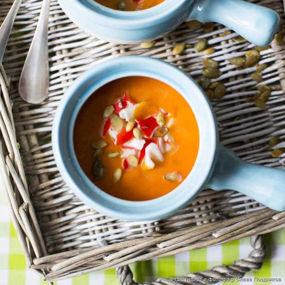 Тыквенный крем-суп  с крабом и кардамоном