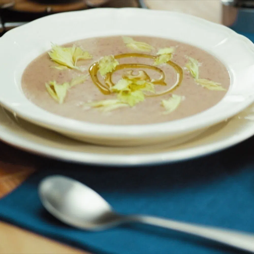 Крем-суп из красной фасоли с ароматными брускеттами
