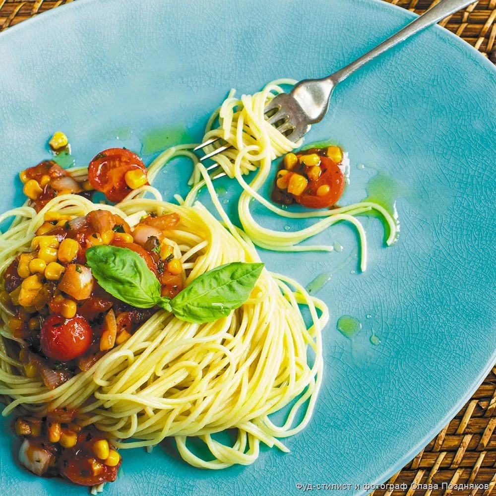 Сладко-острые спагетти с кукурузой, луком и мёдом