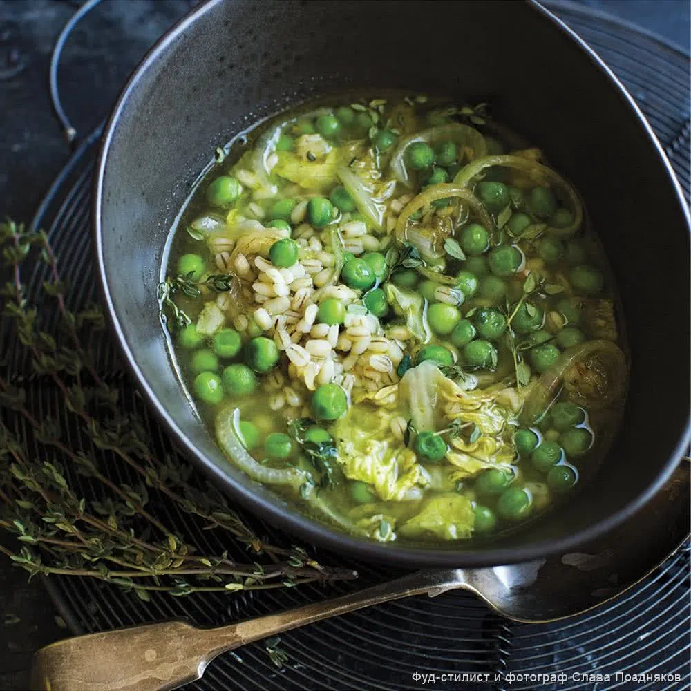 Суп с луком в карамели, перловкой, зеленым горошком и латуком