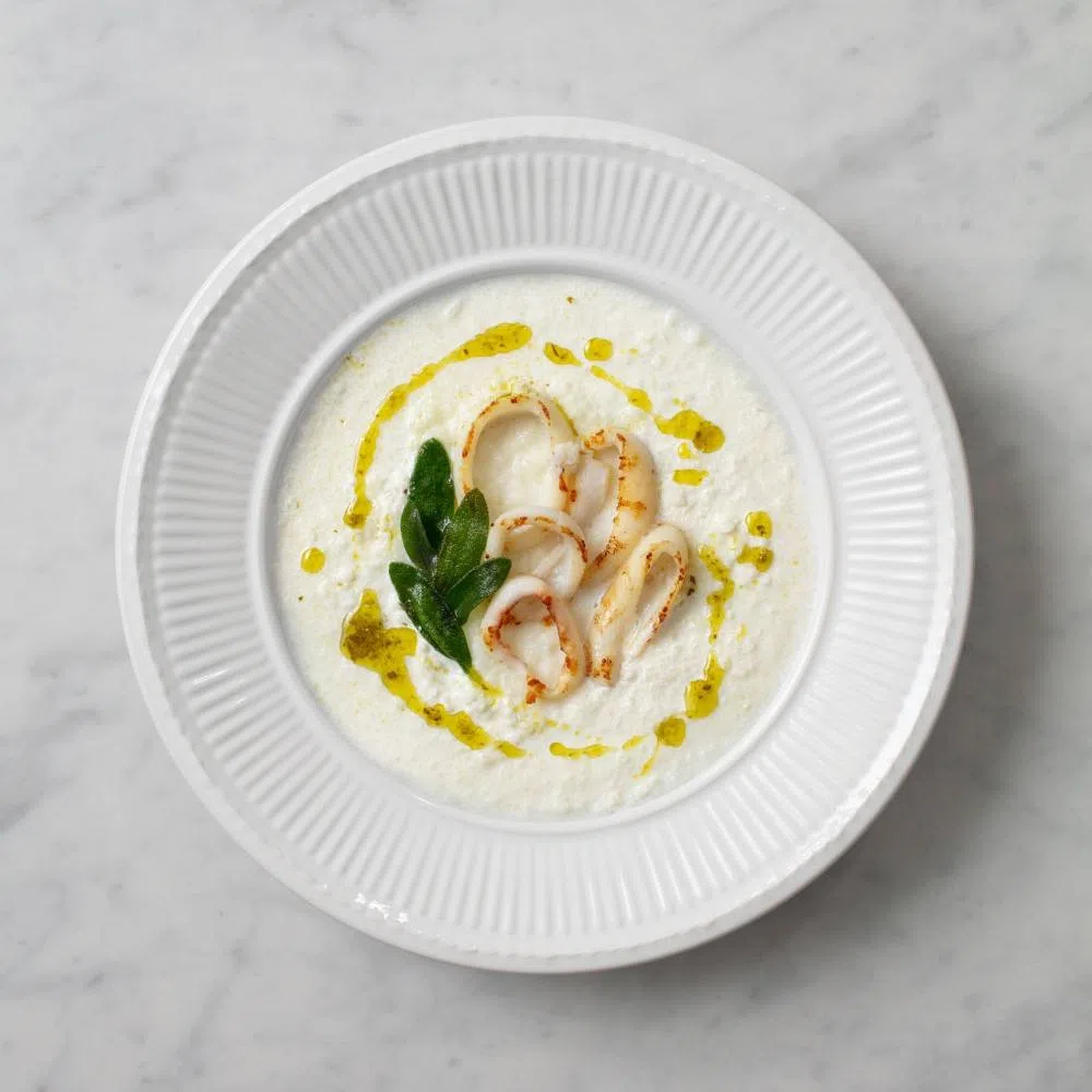 Суп из цветной капусты на кокосовых сливках, с кальмарами, песто и шалфеем