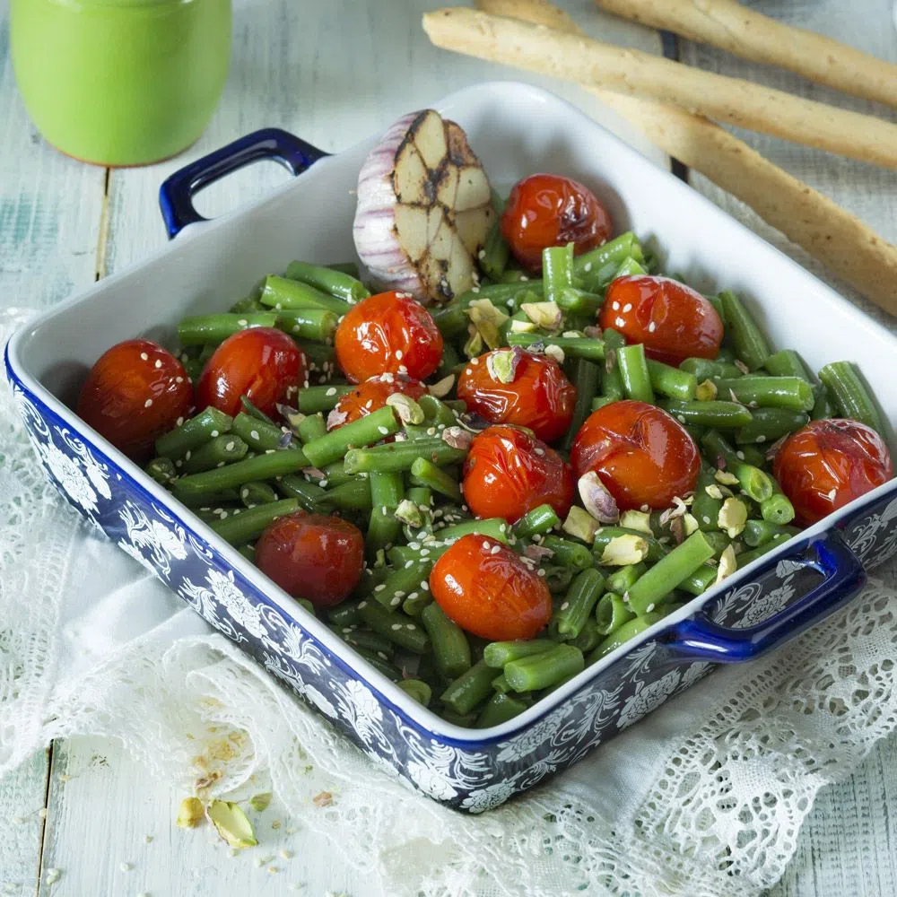Фасоль зеленая с черри, чесноком и фисташками