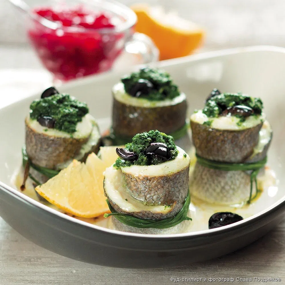 Рулетики из сибаса со шпинатом с брусничным соусом на красном вине