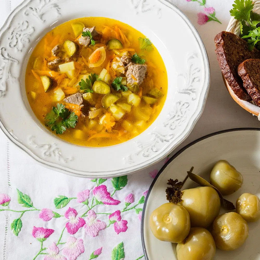 Рассольник с зелеными помидорами и огурцами