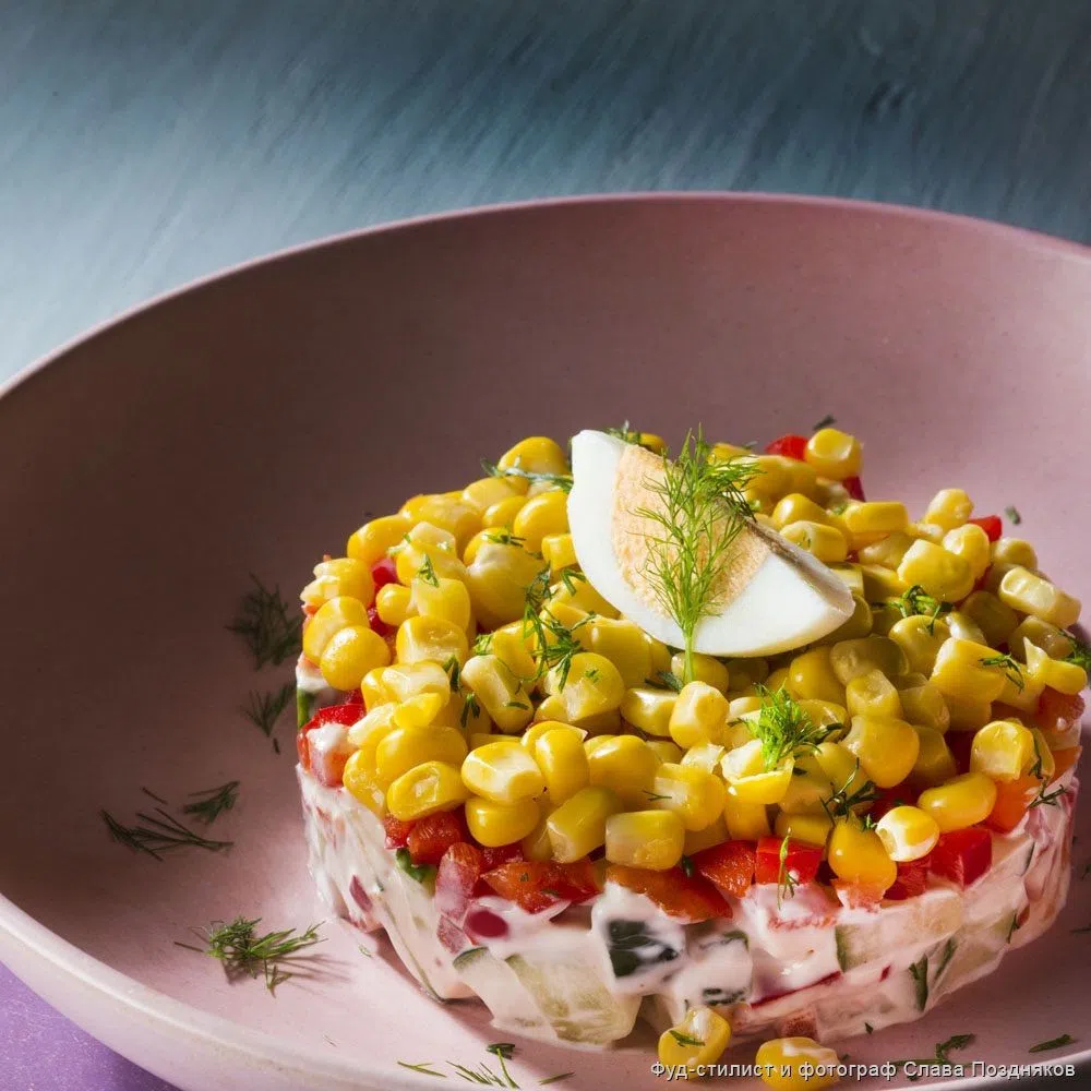 Быстрый салат с огурцом, кукурузой и яйцом