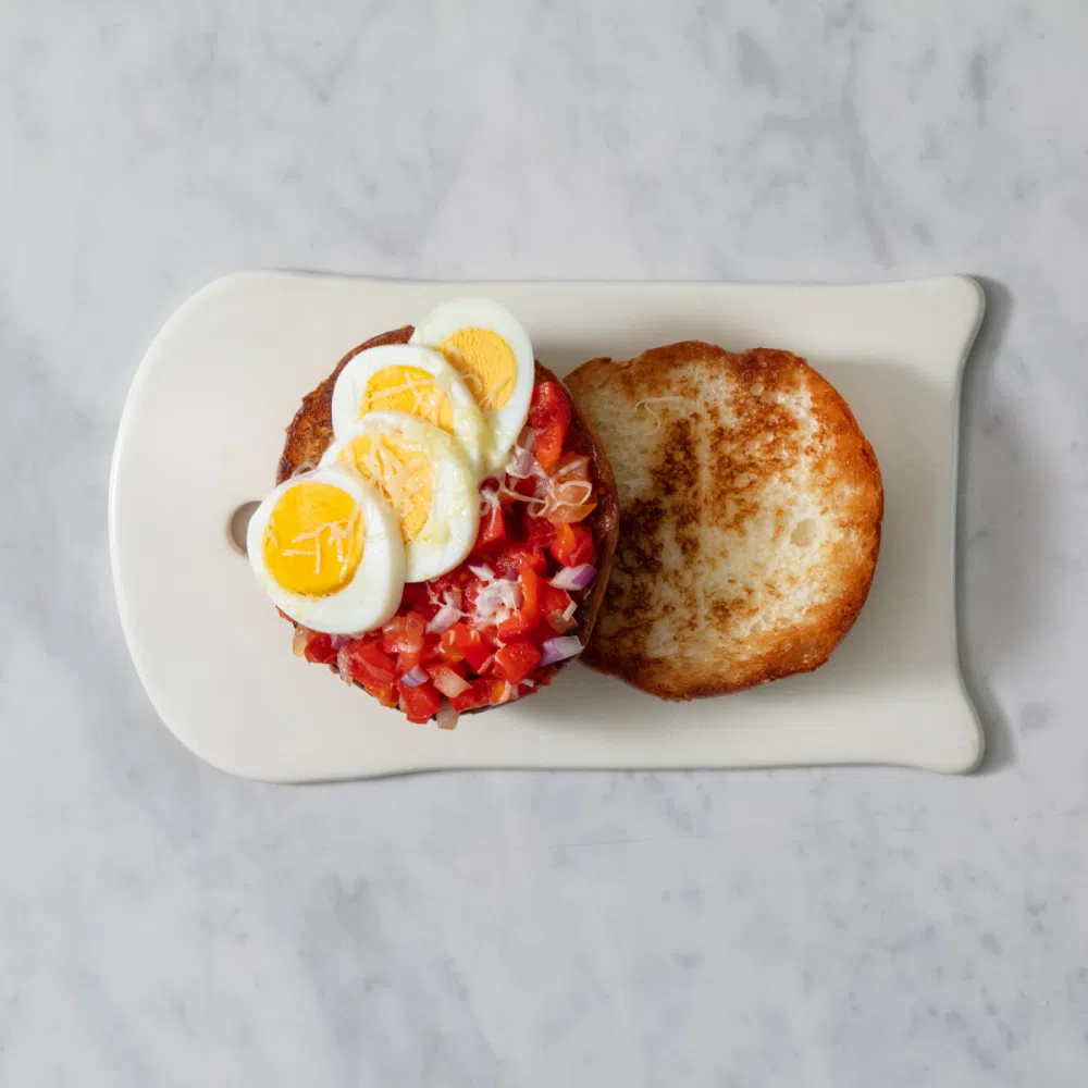 Сэндвич с овощным миксом с томатами и вареным яйцом