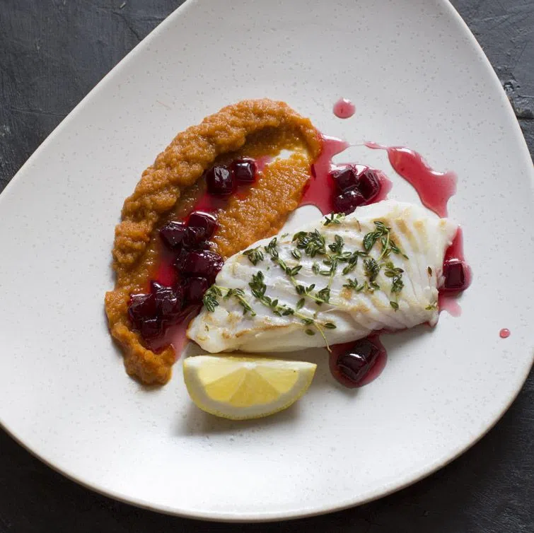 Обжаренная треска с кабачковой икрой и медовой свеклой