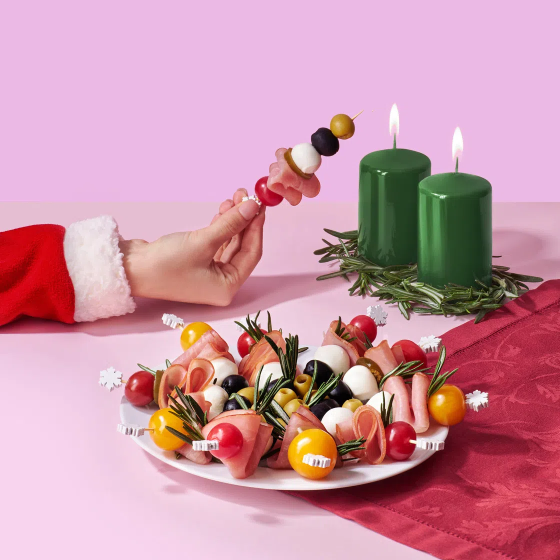 Венок из закусок с маслинами