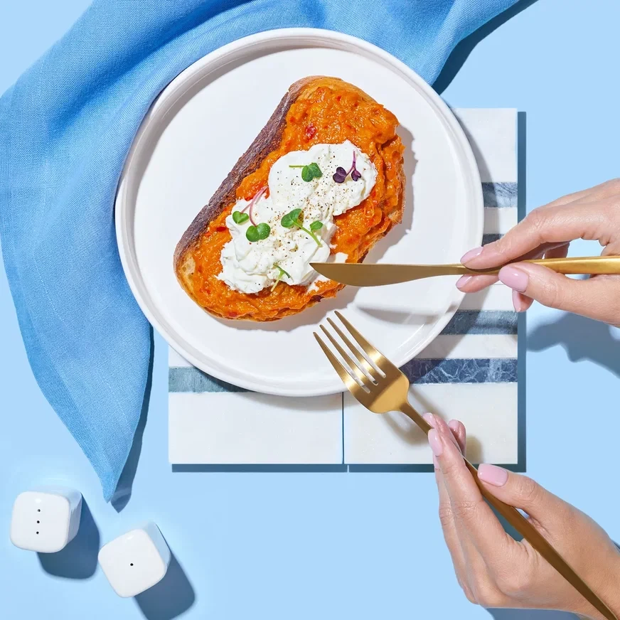 Тосты с баклажанной икрой и страчателлой