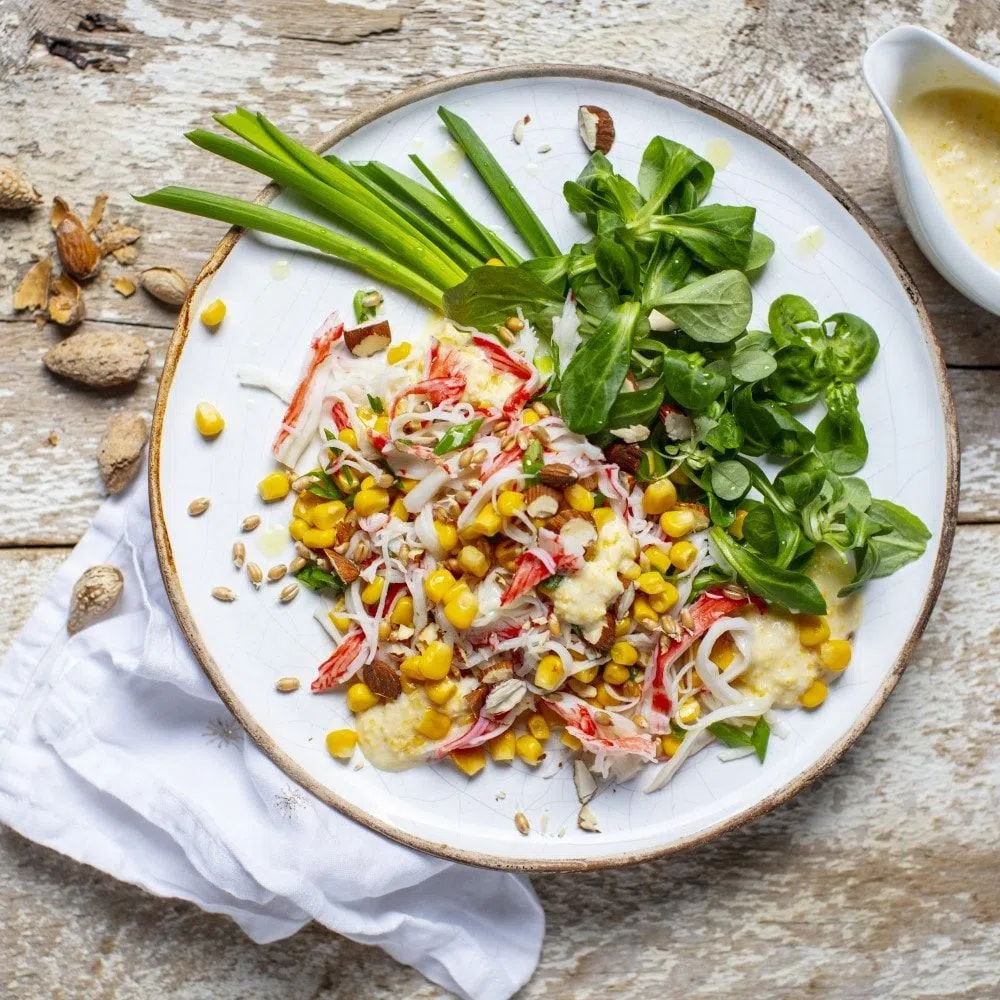 Крабовый салат с молодой кукурузой и кукурузной заправкой
