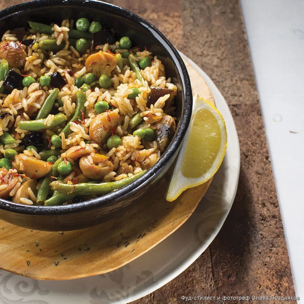 Паэлья с зеленым горошком и с баклажанами