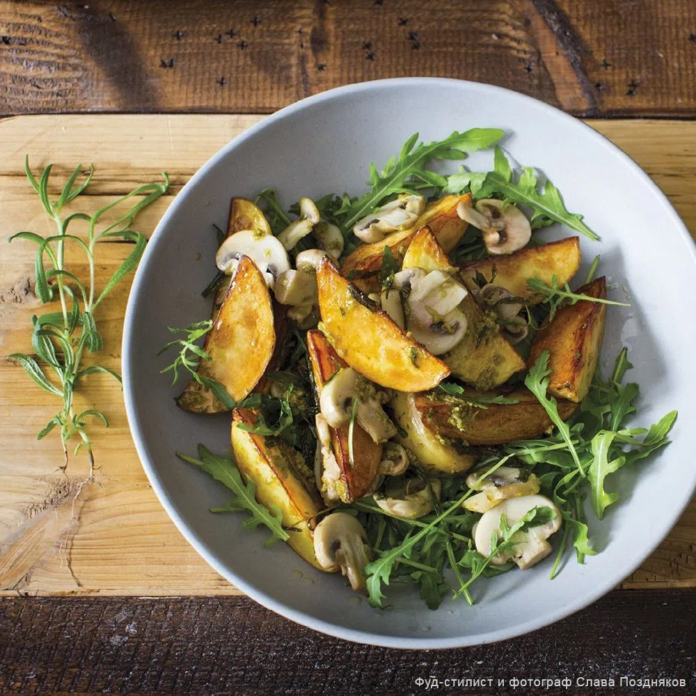 Салат с рукколой, шампиньонами и жареным картофелем