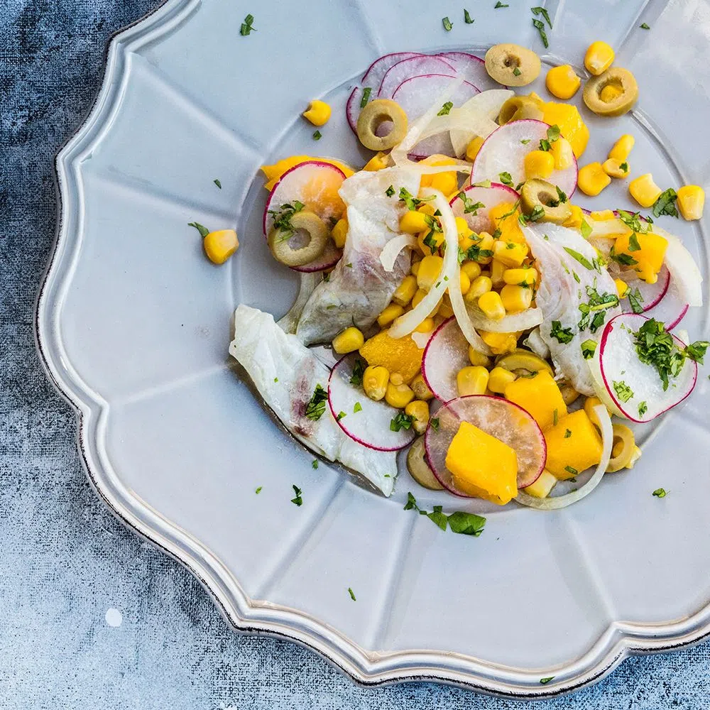 Севиче из сибаса с манго и кукурузой