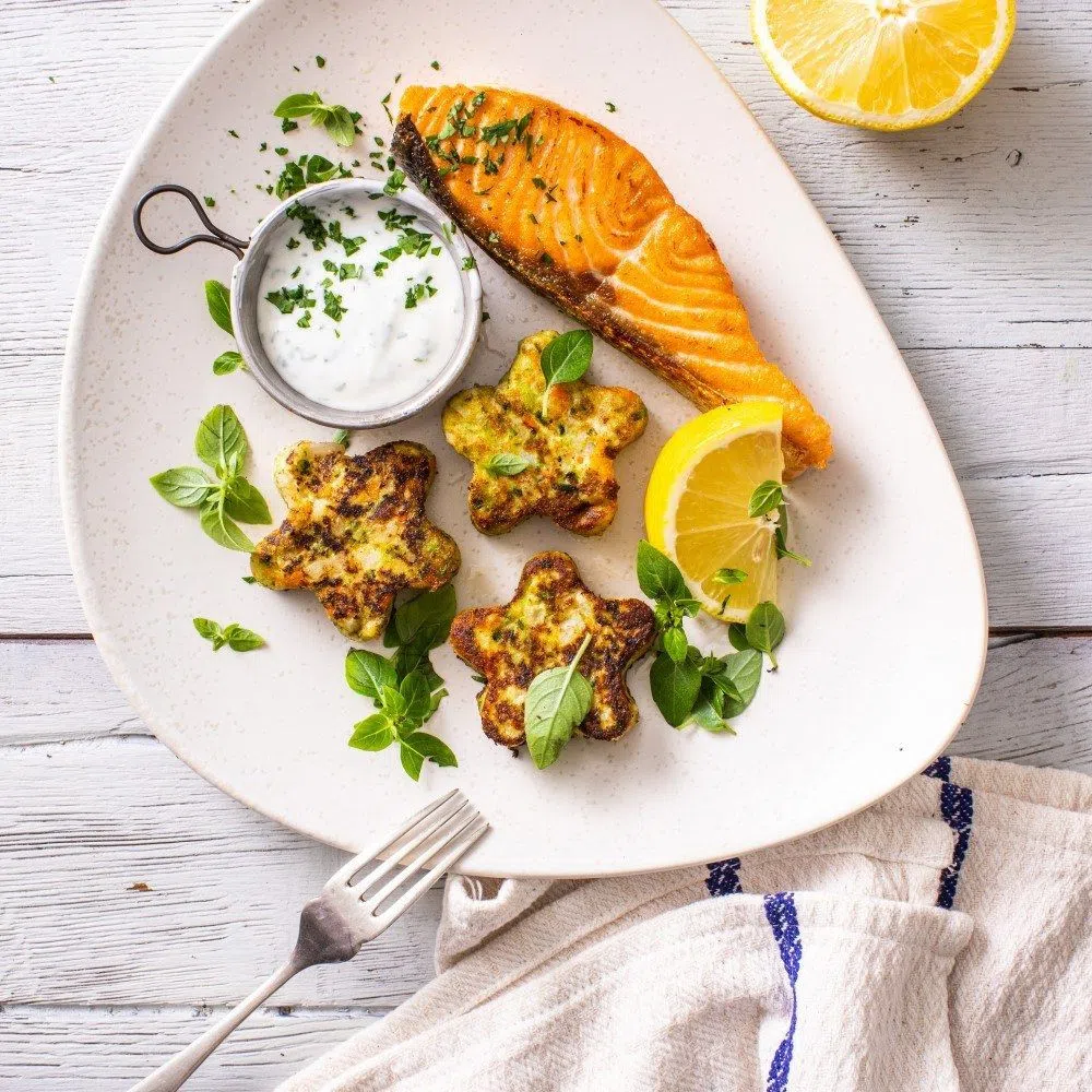 Семга с овощными галетами "Звездное трио"