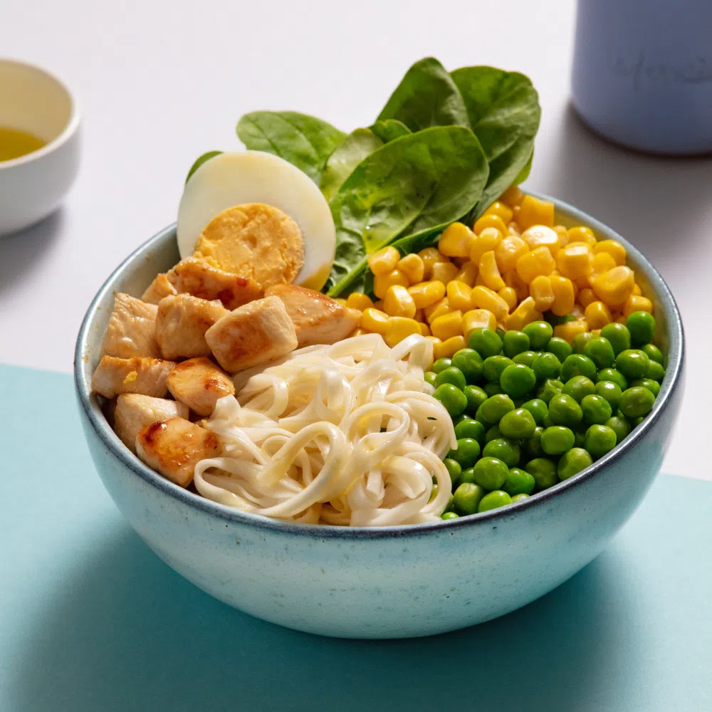 Поке со шпинатом, кукурузой, куриной грудкой и зеленым горошком