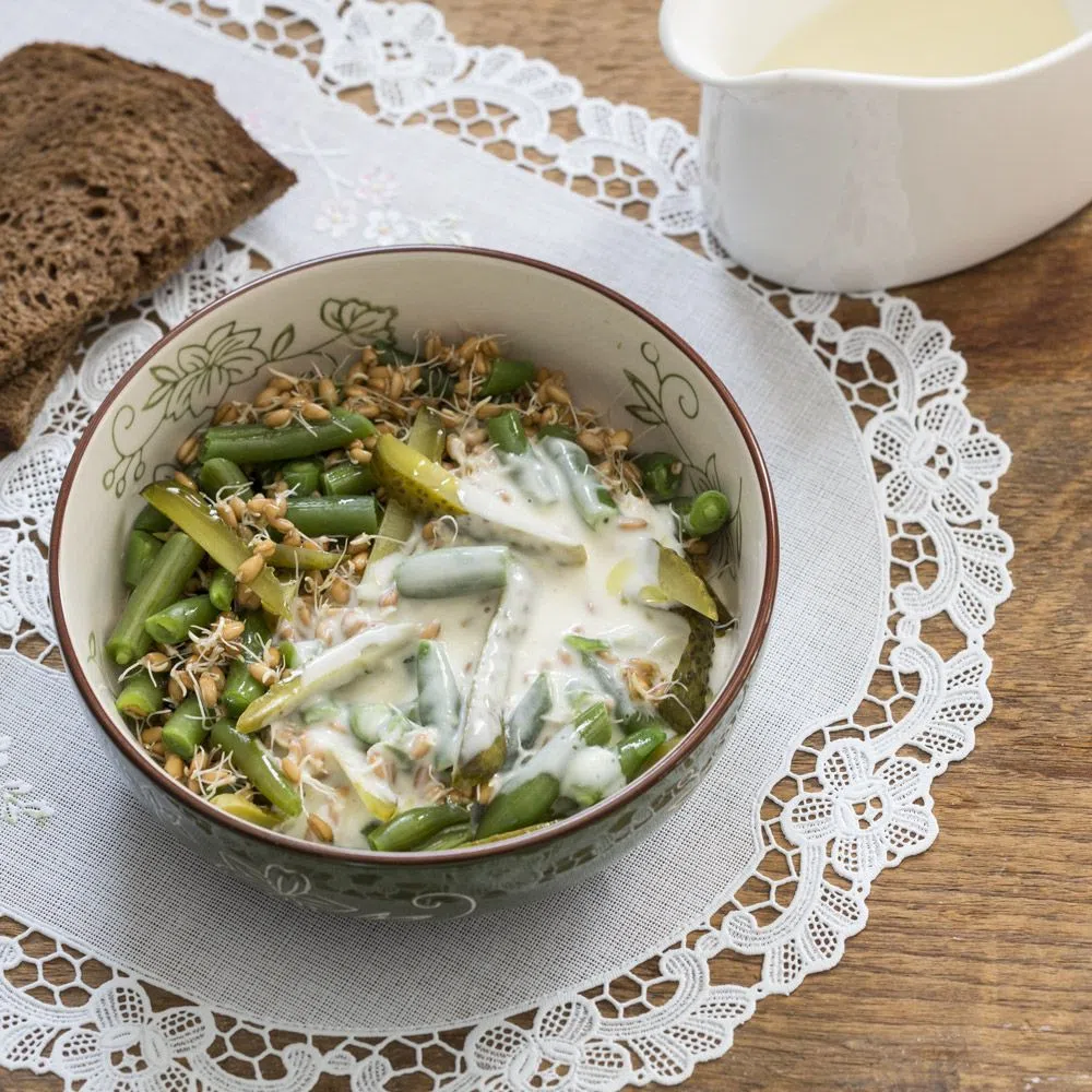 Пшеница по-русски  с зеленой фасолью, огурцами и сливочным сыром