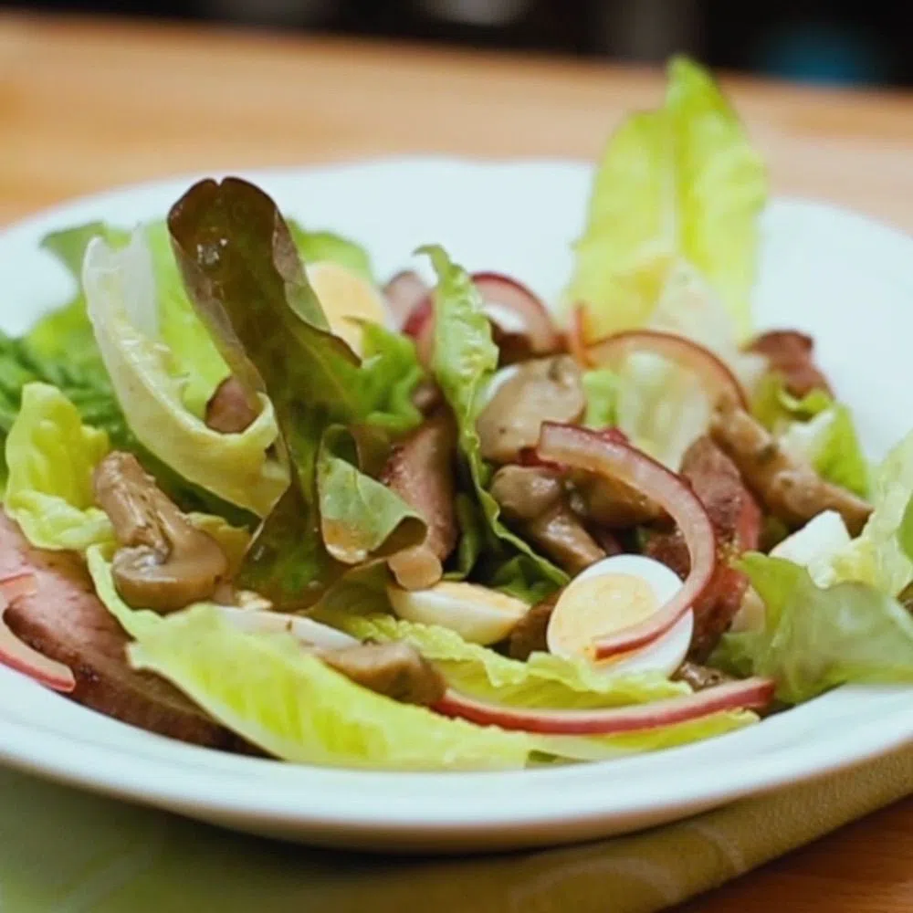 Стейк-салат с грибами и перепелиными яйцами