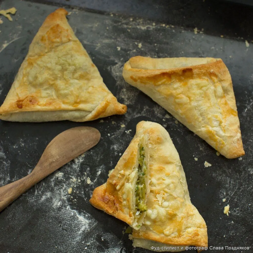 Хрустящие пирожки с зеленой фасолью  и сыром грюйер