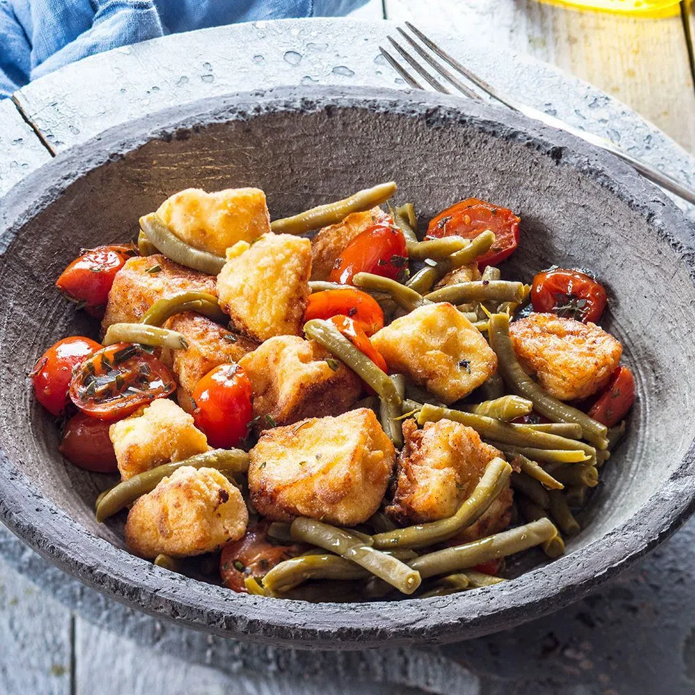 Салат с жареным адыгейским сыром, помидорами и тонкой зеленой стручковой фасолью
