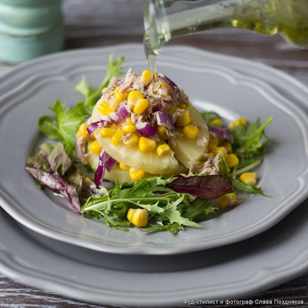 Салат с кукурузой, тунцом и ананасом