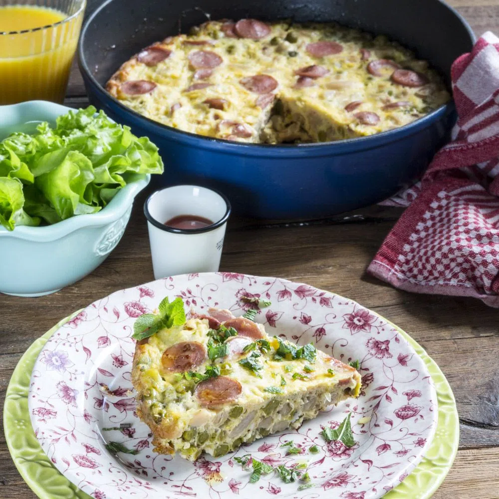 Омлет с горошком, сосисками, белой фасолью и мятой