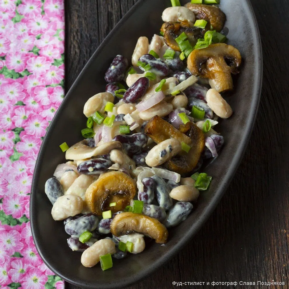 Микс-салат из фасоли с шампиньонами, с заправкой из йогурта, горчицы и базилика