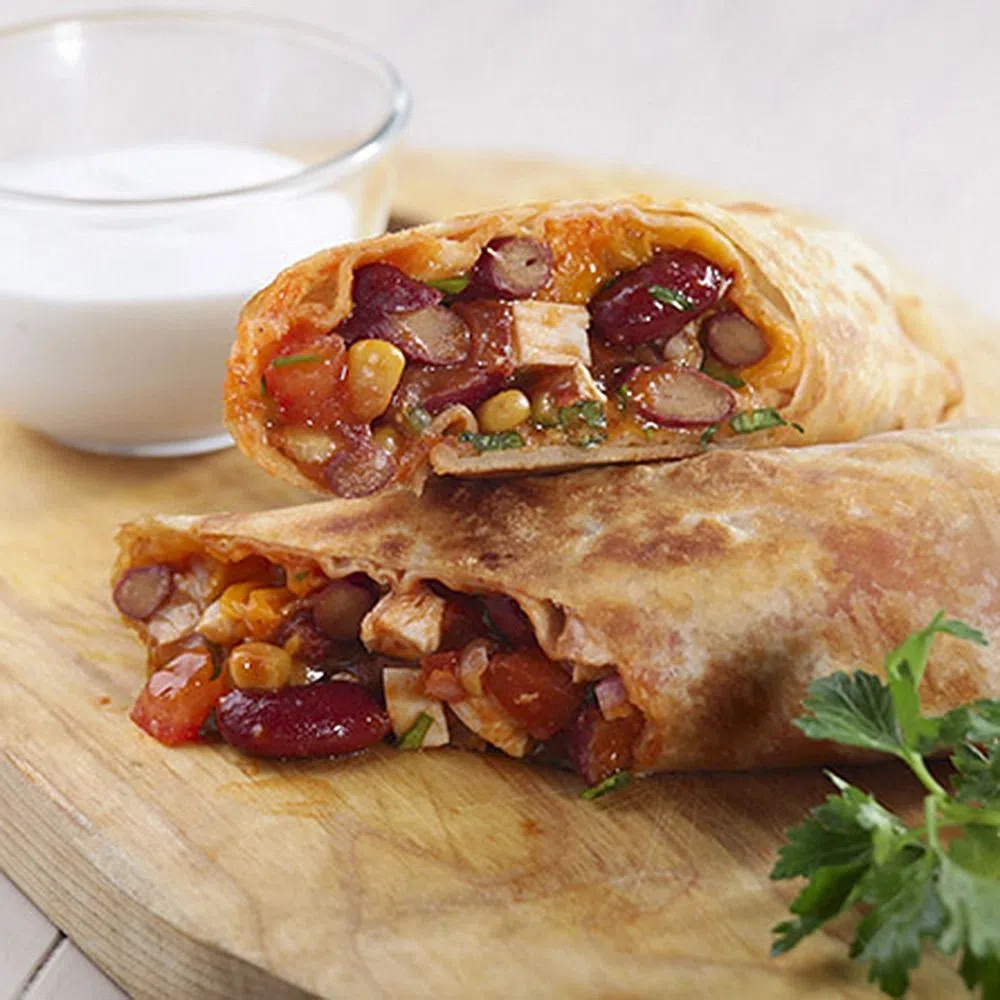 Буррито с курицей, фасолью и кукурузой