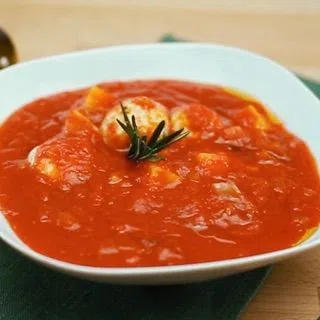 Томатный суп со сладким перцем и клецками из индейки