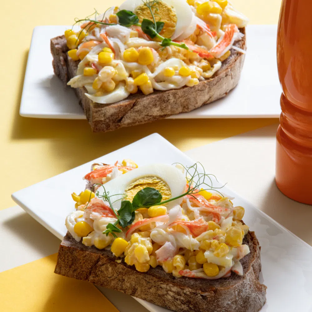Салат на тосте с крабовыми палочками и кукурузой
