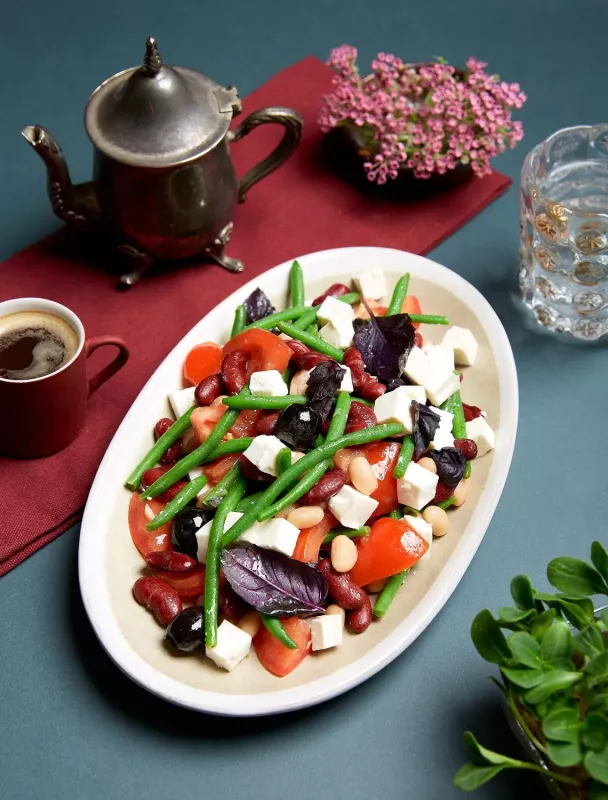 Кипрский салат с брынзой, овощами и тремя видами фасоли