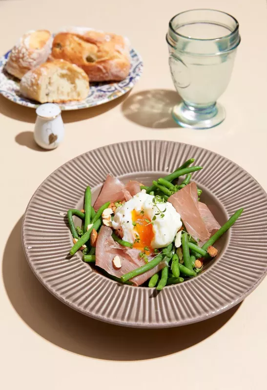 Завтрак с хамоном, зеленой фасолью и яйцом пашот