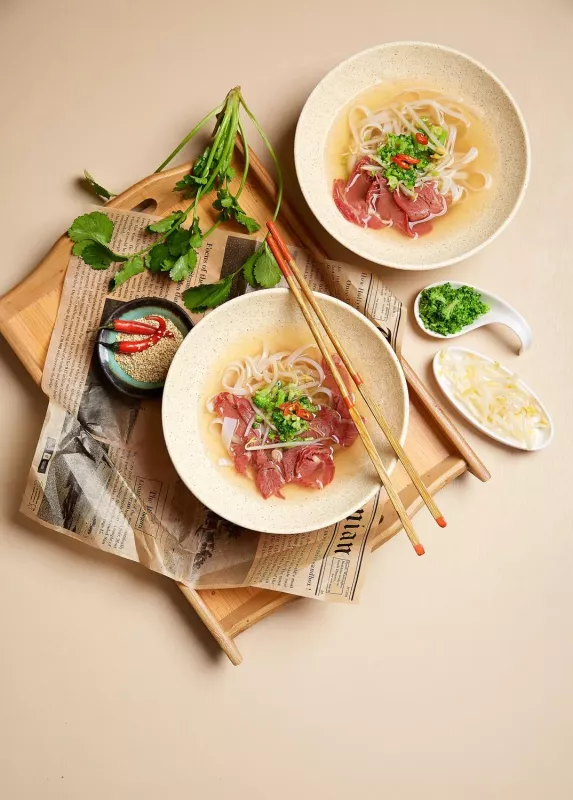 Суп в стиле Фо, с говядиной, рисовой лапшой и микро брокколи