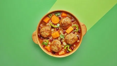 Тефтели в томатном соусе с овощами