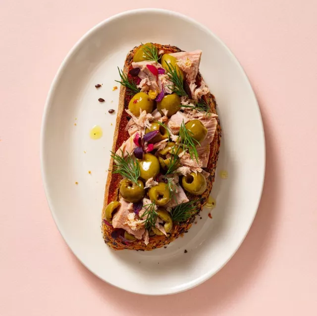 Брускетта с оливками и тунцом