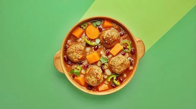 Тефтели в томатном соусе с овощами