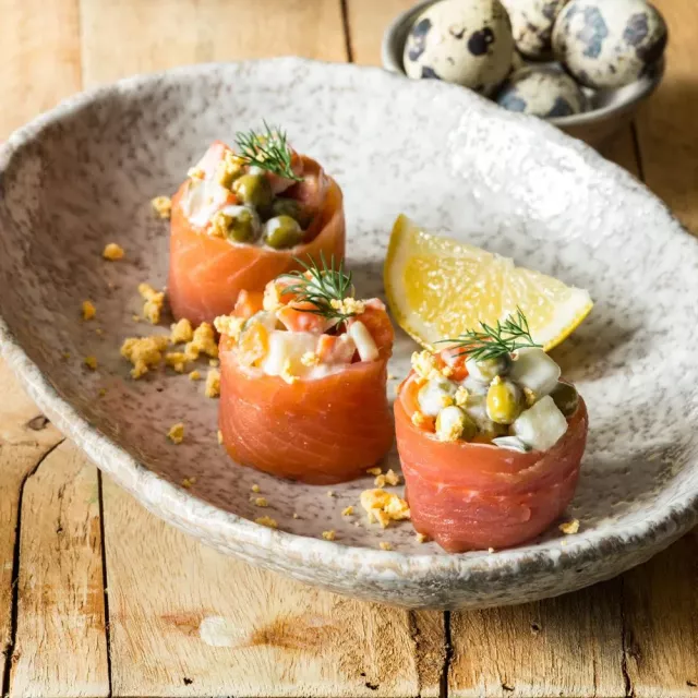 Рулет оливье с малосольной семгой и перепелиными яйцами