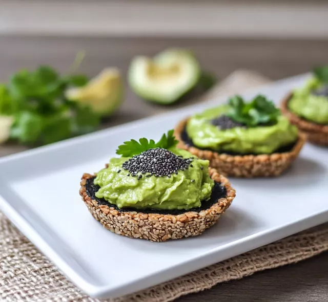 Полезные тарталетки с «икрой» из чиа и авокадо