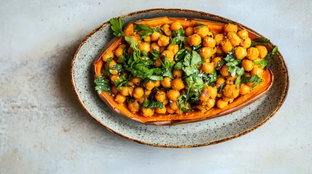 Запеченный батат с попкорном из нута