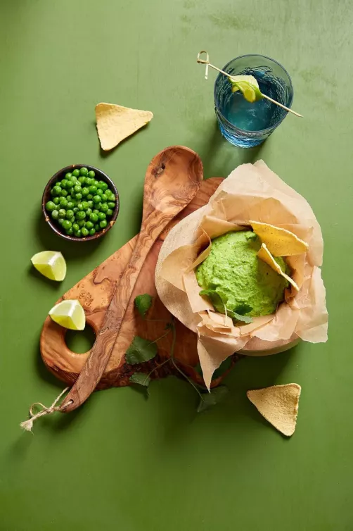 Гуакамоле из зеленого горошка с лаймом, кукурузные чипсы