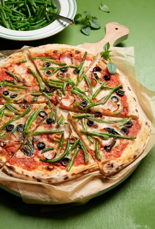 Пицца с зеленой фасолью, маслинами и беконом