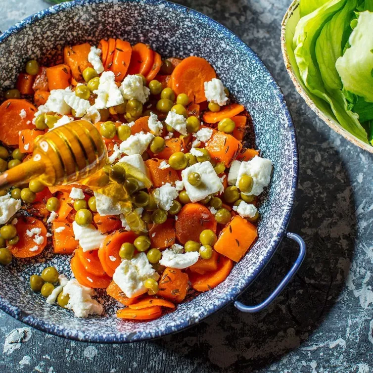Салат из моркови, тыквы, феты и горошка