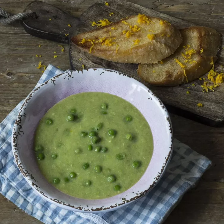 Пикантный крем-суп из зеленого горошка и банана, с карамельными гренками