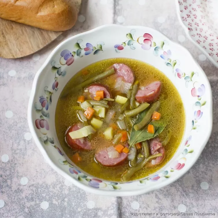 Картофельный суп с зеленой фасолью и украинской жареной колбасой
